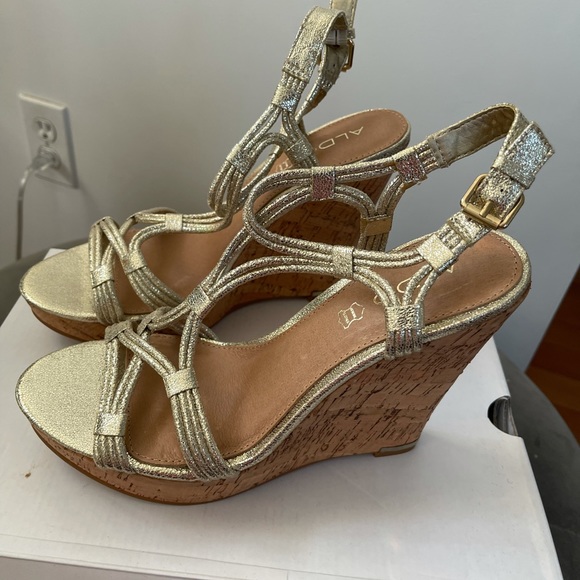 NWOT - gold platform sandals -Aldo size 10 - Picture 2 of 7